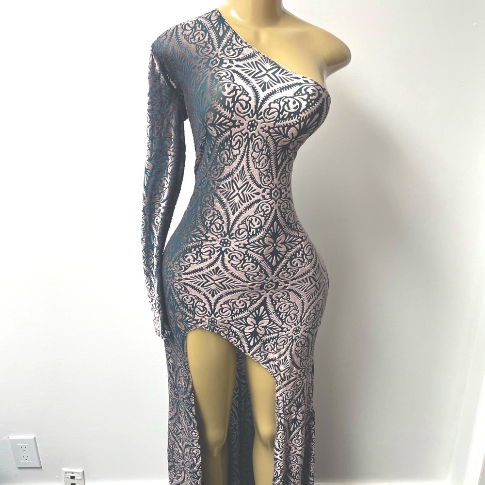 Dress is custom made from TenThirty. It CAN fit Sizes S-L.